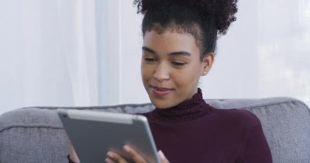 Kobieta Myślenie Czytanie Online Tabletem Badań Informacji Uczenia Się Ebooka — Wideo stockowe