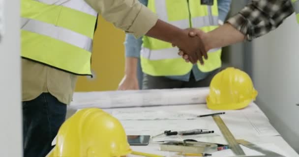 建設労働者 船上での握手とエンジニアリング契約 ありがとう または成功を築く 取引および建築パートナーシップのためのハンドシェイクを持つプロジェクトマネージャーまたはグループの請負業者 — ストック動画
