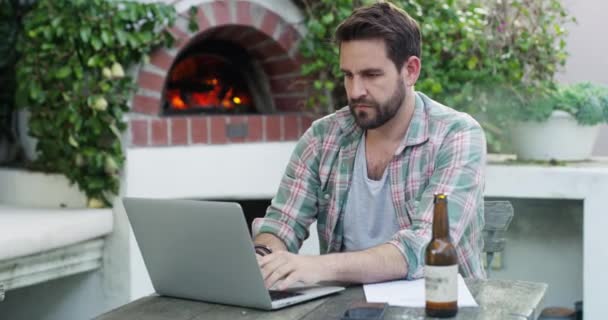 Podnikatel Pivo Počítač Pro Vzdálenou Práci Domova Zahradě Čtení Nebo — Stock video