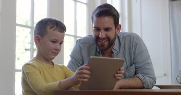 Alto Cinco Criança Pai Aprendendo Com Tablet Para Educação Aplicativo — Vídeo de Stock
