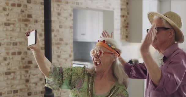 Pareja Baile Disfrazarse Traje Casa Para Jubilación Selfie Redes Sociales — Vídeo de stock