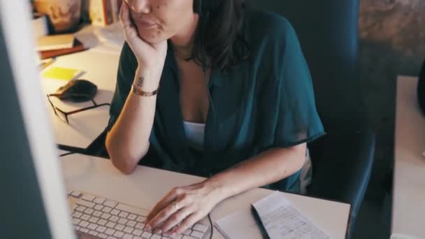 Женщина Наушники Компьютер Удаленной Работы Качестве Виртуального Ассистента Документов Планирования — стоковое видео