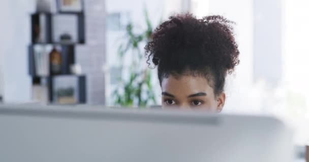 Vrouw Typen Computer Woonkamer Voor Thuis Kantoor Werk Afstand Freelancer — Stockvideo