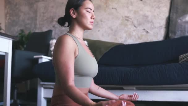 Meditar Mindfulness Pose Asiática Femenina Loto Para Zen Casa Con — Vídeos de Stock