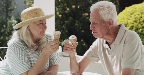 交谈和老年人夫妇一起吃冰淇淋 吃甜点和享受户外阳光 在家里门廊上与老人 丈夫或婚姻伴侣聊天的小点心 爱情或老年妇女 — 图库视频影像
