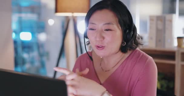 カスタマーサービス サポート アドバイスのためのビジネス女性 コンピュータ コールセンターコミュニケーション プロのアジア人エージェント コンサルタントまたはウェブアドバイザーがオフィスで私達を助けるか または連絡します — ストック動画