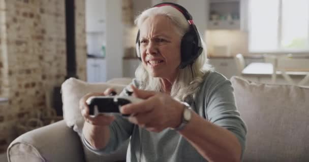 コントローラ ヘッドセット 古い女性は ビデオゲーム ファンタジーRpgまたはコンソールシミュレーションで負けます ホーム 怒りと成熟した敗者欲求不満 失敗し ゲーマーの競争で敗北の上に機器を投げる — ストック動画
