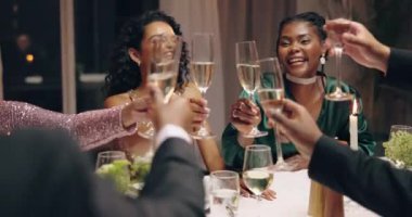 Arkadaşlar, yeni yıl partisinde şampanya ve tost, başarı dileğiyle kutlama ve kahkaha. Kadehler için kadehler, içkiler ve alkolle erkekler, kadınlar ve çeşitlilik, gala etkinliğinde mutlu ve heyecanlı.
