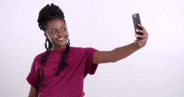 Kadın, selfie ve barış işareti için gülümseme stüdyoda, internet ve internet sitesinde pembe arka planda. Teknoloji üzerine sosyal medya paylaşımı için siyahi kadın kişi, profil fotoğrafı ve mobil uygulama.