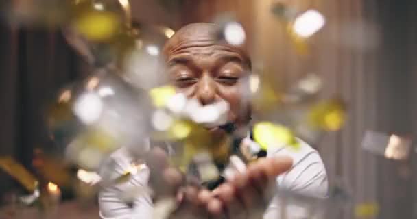 Hombre Africano Sopla Confeti Fiesta Año Nuevo Celebración Feliz Emocionado — Vídeo de stock