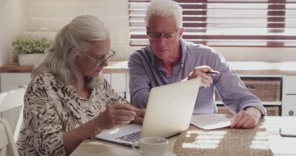 シニアカップル コンピュータ 家庭投資 退職研究 年金基金の計画 資産管理または生命保険のための文書にノートパソコンと男性を入力する高齢女性 — ストック動画