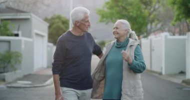 Yaşlı çift sabah sohbetlerinde kucaklaşır, gülümser ya da aşık olurlar. Emeklilik tatilinde rahatla, yaşlı adam ve mutlu kadın sokakta sakin ve sağlıklı bir yürüyüş için sarılıyorlar..