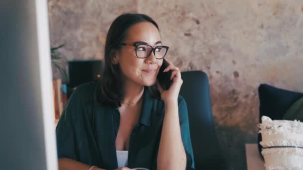 Byznysmena Telefonát Šťastná Komunikace Smartphone Domácí Kanceláři Připojení Audio Žena — Stock video