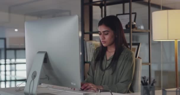 Forretningskvinde Skrive Desktop Moderne Kontor Med Arbejde Suk Online Projekt – Stock-video