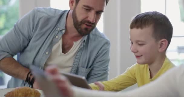 Home Kind Vader Leren Met Een Tablet Samen Met Onderwijs — Stockvideo