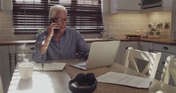 Telefon Görüşmesi Bilgisayarı Profesyonel Yaşlı Adam Online Araştırma Sabah Raporu — Stok video