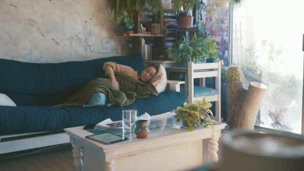 Magenschmerzen Geschwüre Oder Eine Kranke Frau Wohnzimmer Auf Der Couch — Stockvideo