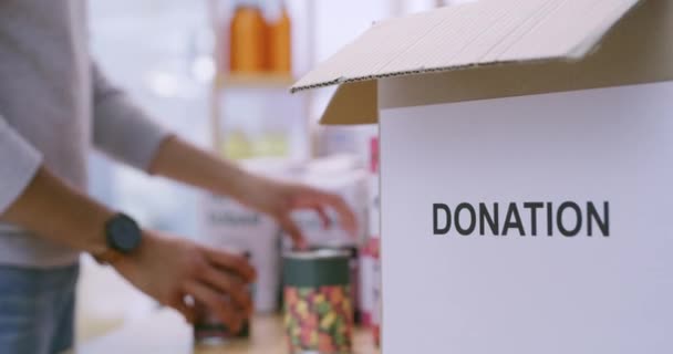 Handen Donatie Doos Voedsel Vrijwilliger Bij Non Profit Voor Maatschappelijke — Stockvideo
