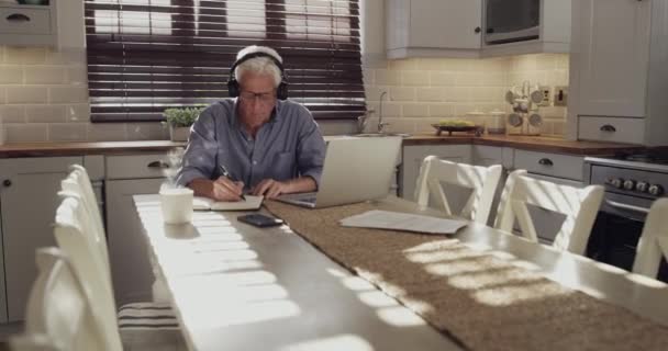 Auriculares Para Hogar Notebook Anciano Escribiendo Información Negocios Horario Resumen — Vídeo de stock