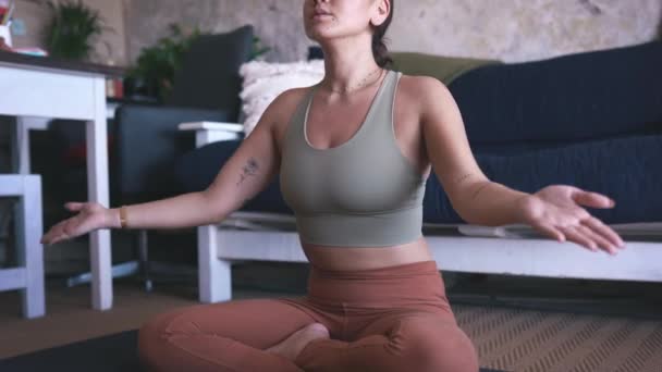 Mujer Estiramiento Meditación Sobre Esterilla Bienestar Ejercicio Para Salud Sala — Vídeos de Stock