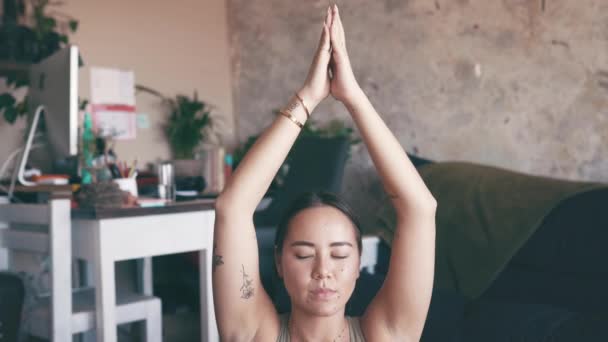 マインドフルネス アジアの女性 そしてヨガで自宅で禅を祈り 精神的および全体的な癒しのための健康を祈ります リビングルームでの健康 落ち着いた瞑想 セルフケアのための平和と腕 — ストック動画