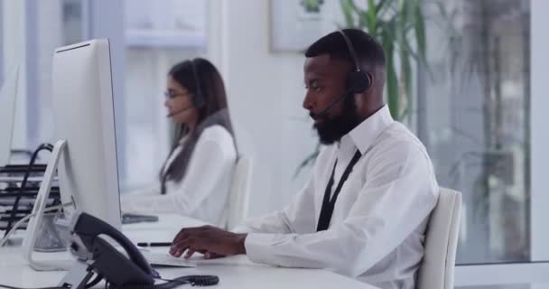 Centro Llamadas Consultor Feliz Hombre Negro Profesional Para Telemarketing Consulta — Vídeos de Stock