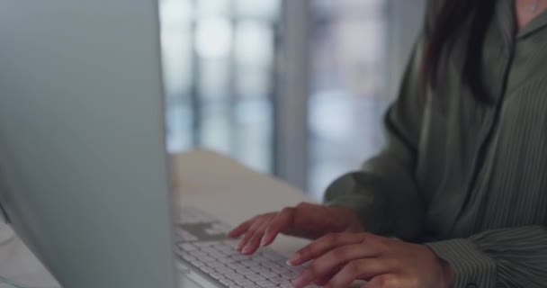 Computer Geschäftsfrau Und Burnout Bereiten Kopfzerbrechen Wenn Sie Spät Projekten — Stockvideo