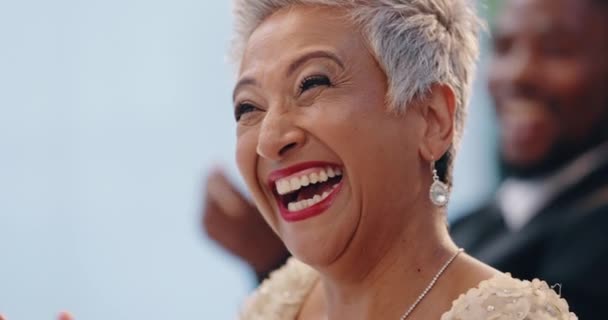 Wanita Senior Tertawa Dengan Tepuk Tangan Dan Dukungan Acara Memuji — Stok Video