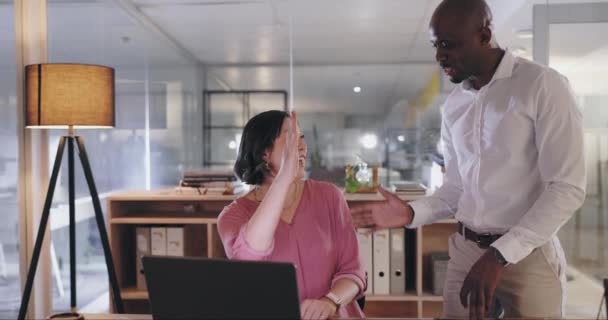 Gente Negocios Alta Cinco Computadora Para Trabajo Equipo Celebración Éxito — Vídeo de stock