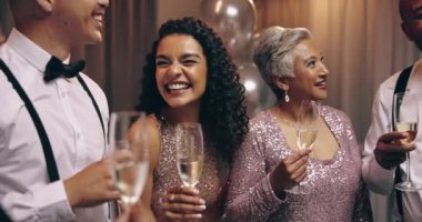 Arkadaşlar, şampanya ve yeni yıl partisinde sohbet, başarı dileğiyle kutlama ve kahkaha. Kadehler için kadehler, içkiler ve alkolle erkekler, kadınlar ve çeşitlilik, gala etkinliğinde mutlu veya heyecanlı.