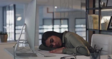 Bilgisayar, uyku ve iş kadını proje, şirket raporu ya da çevrimiçi veri analizi üzerinde geç saatlere kadar çalışmaktan bıktı. Uyku, uyku ve ofis yükünden, yorgunluktan ya da gece yorgunluğundan bitkin düşmüş bir şirket ajanı..