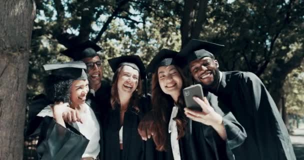 Graduation Selfie Vrienden Studenten Universiteit Universiteitscampus Voor Succes Groep Prestatie — Stockvideo