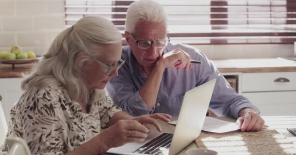 退職金 保険を考えるためのコンピュータと家庭の研究を読んだシニアカップル ラップトップにタイピングする高齢女性 資産管理の文書に書く計画と男 — ストック動画
