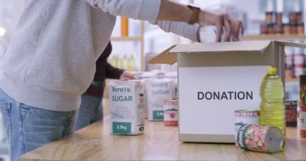 Les Mains Boîte Don Comme Nourriture Bénévole Conserve Pour Service — Video