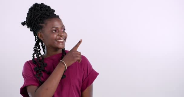 Жінка Вказуючи Обличчям Підтримки Великими Пальцями Вгору Просування Оголошення Студії — стокове відео