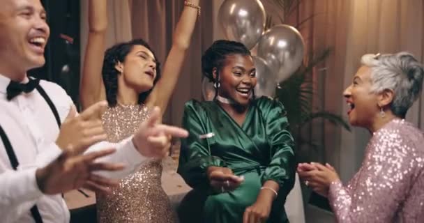 Millet Dans Yeni Yıl Konfetileriyle Tezahüratlarla Gece Partileriyle Mutlu Heyecanlı — Stok video