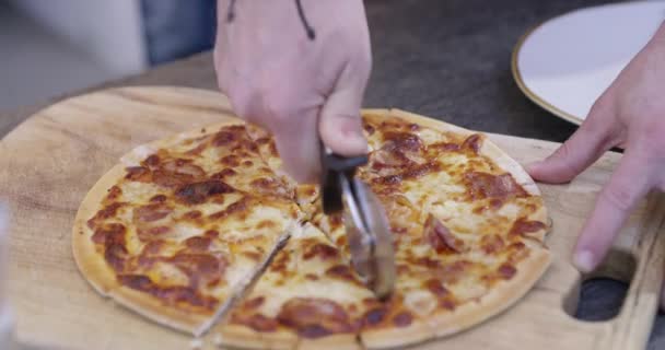 ハンド クローズアップ スライス ピザカッター チーズ 肉の準備 ナポリのレストランでのサービスのための助けを借りてケータリング ファーストフード トレイを持つシェフ ウェイターまたはサーバー — ストック動画