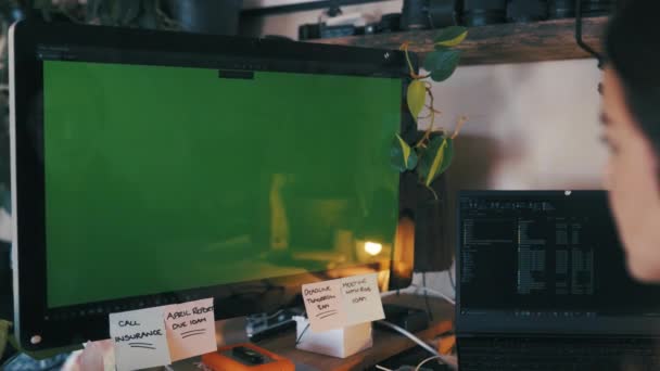 情報技術 技術サポート ビジネスソフトウェアのための女性 緑のスクリーンおよびコンピュータ プログラミング コーディング ヘッドフォンで聞くためのモックアップでタイピングするプロのプログラマー — ストック動画