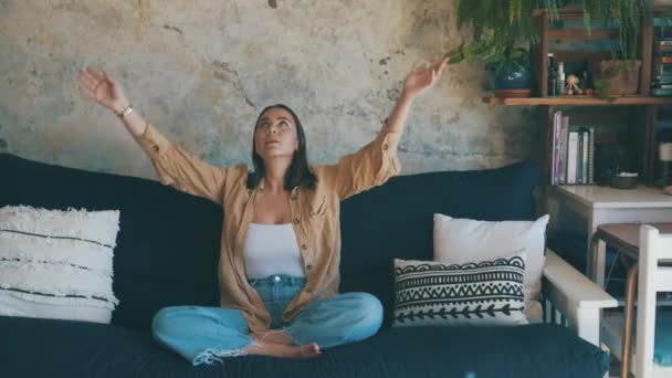 祈祷之手和女人在家里冥想 健身或安宁放松 Zen Namaste或亚洲人在客厅里进行全面呼吸运动 保持平静或精神平衡 以促进健康的身体 — 图库视频影像