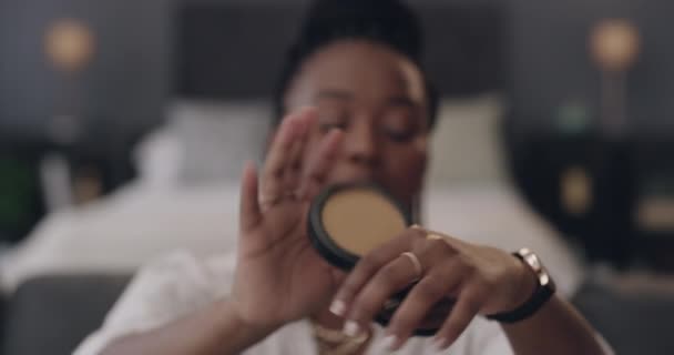 Tutoriel Femme Influenceur Avec Maquillage Maison Pour Examen Des Produits — Video