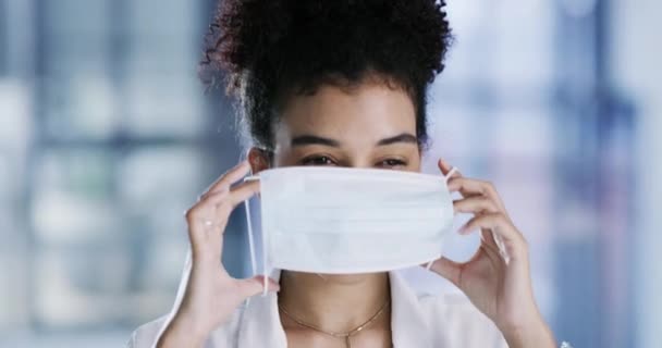 Gesicht Sicherheit Und Frau Tragen Masken Bei Pandemien Gesundheitsfürsorge Oder — Stockvideo
