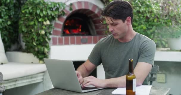 Homem Negócios Cerveja Laptop Para Trabalho Remoto Casa Jardim Lendo — Vídeo de Stock