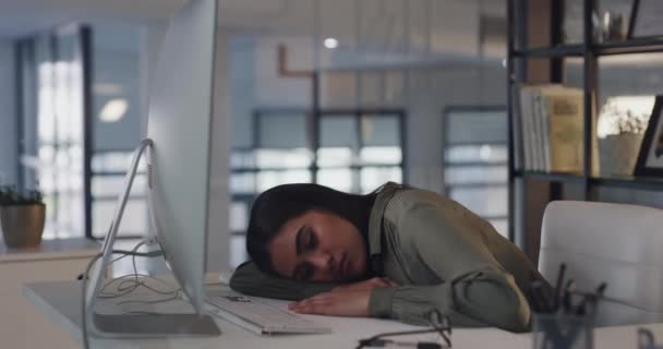 Υπολογιστών Ύπνου Και Των Επιχειρήσεων Γυναίκα Κουρασμένος Από Την Εργασία — Αρχείο Βίντεο