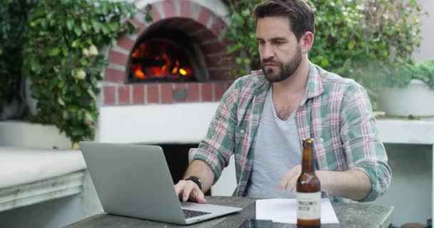 Muž Pivo Psaní Notebook Pro Vzdálenou Práci Domova Zahradě Čtení — Stock video