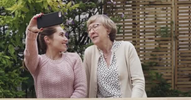 Улыбка Поцелуй Селфи Женщины Матерью Парке Открытом Воздухе Семейные Связи — стоковое видео