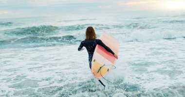 Sörf, plaj ve kadın sörf, spor, spor ve okyanus özgürlüğü için suda. Doğa, seyahat ve sağlık, tatil ve hobi için macera için denizde koşan insanın arkası..