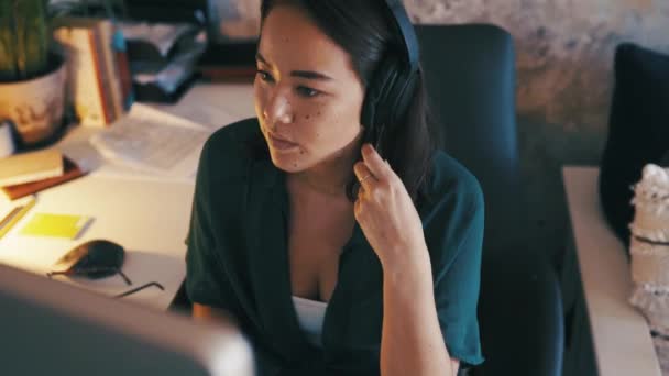 耳机和通宵客户服务电话 用于销售管理 支持或帮助 作为电信讨论 代理或文件顾问的女性个人 办公室服务台和谈话 — 图库视频影像