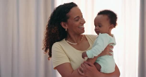 Amour Câlin Mère Avec Bébé Dans Une Maison Pour Jouer — Video