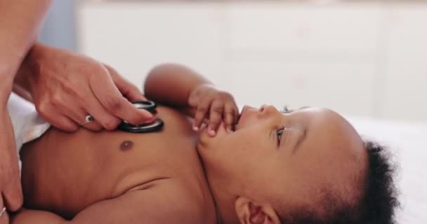 Baby Szívverés Sztetoszkóp Ágyban Egészségügyi Szűrés Vagy Gyermekorvos Csecsemő Vagy — Stock videók