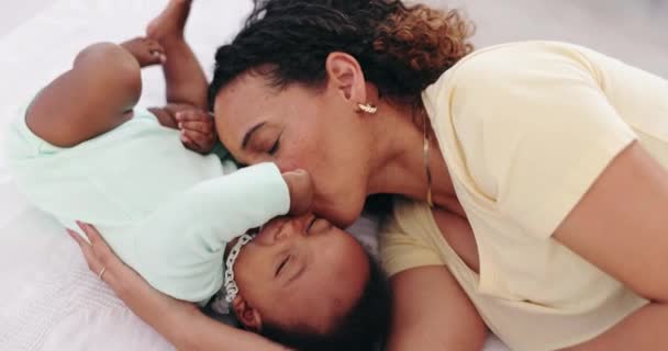 Mãe Bebê Brincando Berçário Com Beijo Para Vínculo Segurança Apoio — Vídeo de Stock